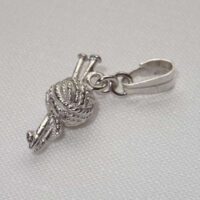 Charme in argento 925 ciondolo "gomitolo e ferri" cm 1,9 x 0,7 by roberta dazzini