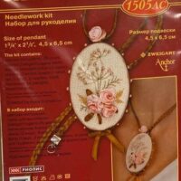 Medaglia ovale  con fiori in silk ribbon e ricamo,  riolis  cm 4,5 x 6,5