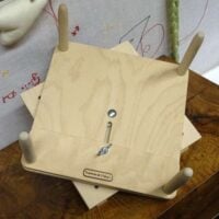 Supporto da tavolo in legno di faggio con base appoggia tombolo regolabile