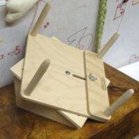 Supporto da tavolo in legno di faggio con base appoggia tombolo regolabile
