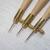 Uncinetto luneville varie misure  70-80-100 ( supporto+1 uncinetto) tombolo e disegni, made in italy - immagine 2
