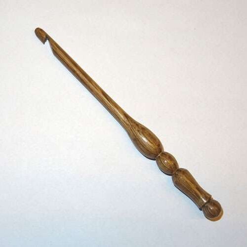 Uncinetto  in legno di quercia n° 5,5 cm 13,5