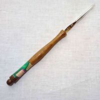 Uncinetto punta dorata 0,50/22 con manico in legno  di robinia e inserto in resina smeraldo