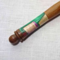 Uncinetto punta dorata 0,50/22 con manico in legno  di robinia e inserto in resina smeraldo