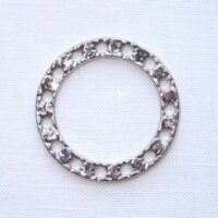 Anello forato tondo stelline  cm 2,8 x 0,38 x 0, 15 colore argento