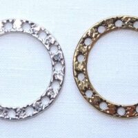 Anello forato tondo stelline  cm 2,8 x 0,38 x 0, 15 colore argento