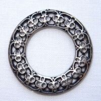 Anello forato tondo trifoglio    cm 3,2 x 0,7 x 0,2 colore argento
