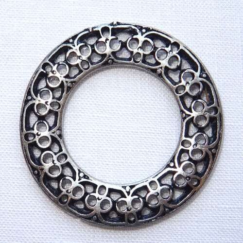 Anello forato tondo trifoglio    cm 3,2 x 0,7 x 0,2 colore argento