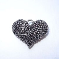 Cuore in metallo ciondolo "cuore fiorellino" cm 4,1 x 3,2 x 1,4 argento scuro