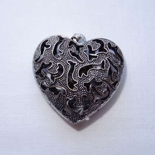 Cuore in metallo ciondolo "cuore cashmere" con sonaglio cm 4,6 x 4,4 x 1,95 argento