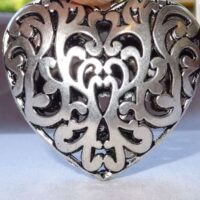 Cuore in metallo ciondolo "cuore intaglio" con sonaglio cm 4,5 x 4,8 x 1,8 argento