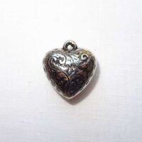 Cuore in metallo ciondolo "acanto"  cm 2,0 x 2,1 x 1,2 argentone