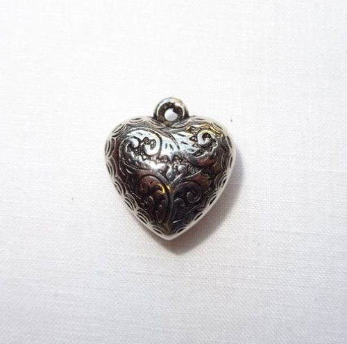 Cuore in metallo ciondolo "acanto"  cm 2,0 x 2,1 x 1,2 argentone