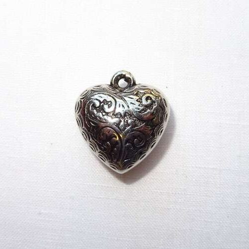Cuore in metallo ciondolo "acanto"  cm 2,0 x 2,1 x 1,2 argentone