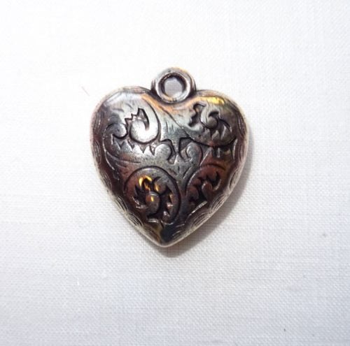 Cuore in metallo ciondolo "acanto"  cm 2,4 x 2,6 x 0,8 argentone