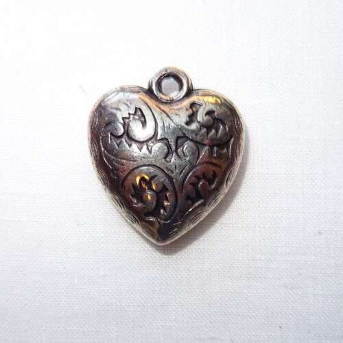 Cuore in metallo ciondolo "acanto"  cm 2,4 x 2,6 x 0,8 argentone