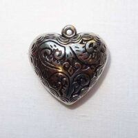 Cuore in metallo ciondolo "acanto" cm 3,4 x 3,4 x 1,7 colore argento