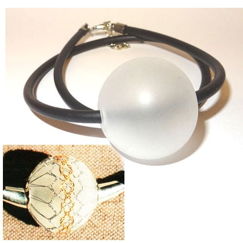 Collier novak, struttura in gomma e vetro satinato