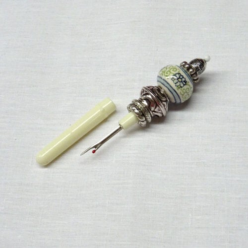 Taglia imbastiture ed asole "scucitore deruta fiorellino" con ceramica deruta e tappo di protezione by roberta dazzini