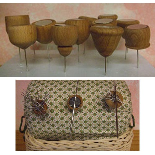 Calamita con spillone in legno di faggio naturale, produzione Tombolo e Disegni.