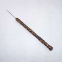 Punteruolo/sfilafili con manico in legno multicolor con parapunta