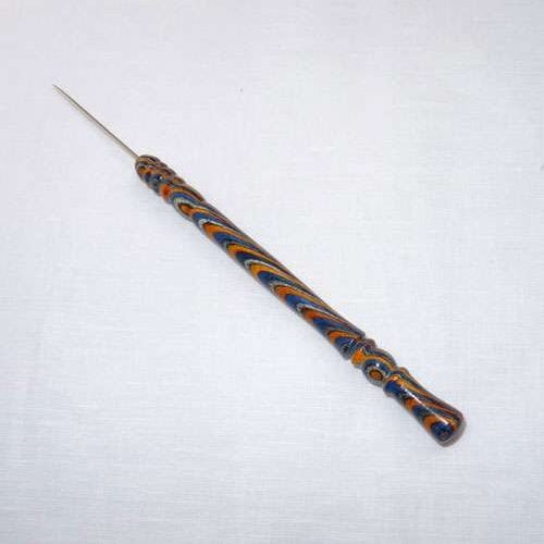 Punteruolo/sfilafili con manico in legno multicolor con parapunta