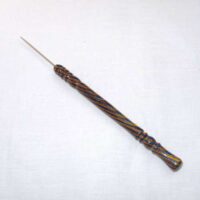 Punteruolo/sfilafili con manico in legno multicolor con parapunta