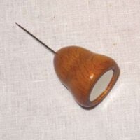 Calamita con spillone in legno laccato