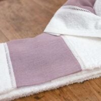 Set di 2 asciugamani in spugna bianca con banda di lino deruta 8x8 glicine