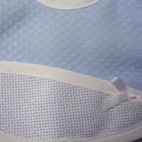 Bavagliolo ovale piccolo con banda in aida: avorio rosa azzurro cm 15x15