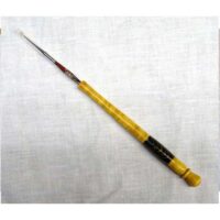 Unc191 Uncinetto punta dorata 0,50/22 con manico in goldwood e inserto in legno multirighe verde