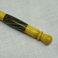 Unc191b Uncinetto punta dorata 0,50/22 con manico in goldwood e inserto in legno multirighe verde