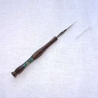 Uncinetto punta dorata 0,40/24 con manico in legno fossile e inserto in resina smeraldo
