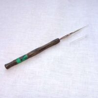 Uncinetto punta dorata 0,50/22 con manico in legno fossile e inserto in resina smeraldo