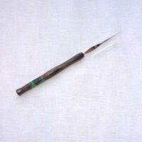 Uncinetto punta dorata 0,50/22 con manico in legno fossile e inserto in resina smeraldo