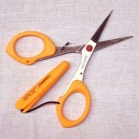 Forbice ricamo cm 12 microdentata con parapunta