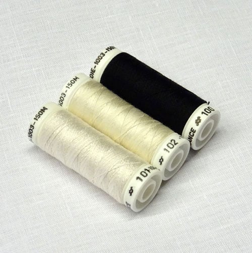 Cordonetto di seta Au Ver à Soie 1003 n° 100/3 in bianco/101, crema e nero, rocchetti da 150 m.