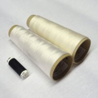 Seta3 Cono da 1000 m di cordonetto di seta Au Ver à Soie 1003 n° 100/3, disponibile in bianco/101, crema e nero.
