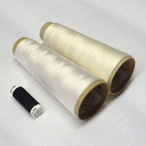 Cono da 1000 m di cordonetto di seta Au Ver à Soie 1003 n° 100/3, disponibile in bianco/101, crema e nero.