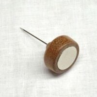 Calamita con spillone "bubinga bassa" in legno di kevazingo