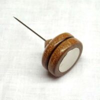 Calamita con spillone "bubinga riga" in legno di kevazingo