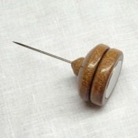 Calamita con spillone "bubinga riga" in legno di kevazingo