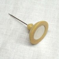Calamita con spillone "schiacciata" in legno di ulivo