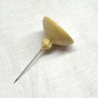 Calamita con spillone "schiacciata" in legno di ulivo