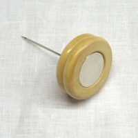Calamita con spillone "schiacciata 2" in legno di ulivo