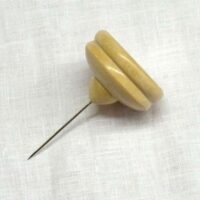 Calamita con spillone "schiacciata 2" in legno di ulivo