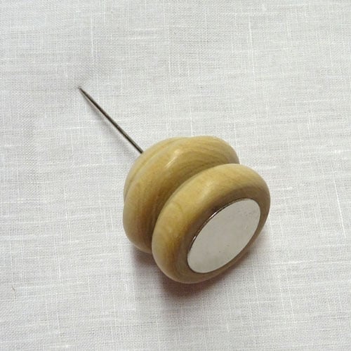 Tca208 Calamita con spillone "yoyo" in legno di ulivo