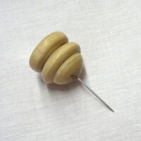 Tca208a Calamita con spillone "yoyo" in legno di ulivo