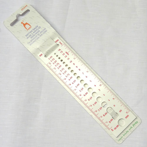 Accm351a Misuratore ferri e uncinetti da 2 a 10 mm con righello in centimetri e inch — accessorio per maglia e uncinetto.