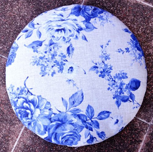 Tombolo piatto cm 50 greggio con fiori e rose blu